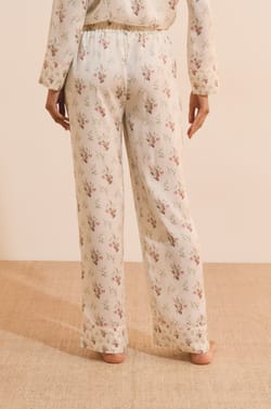 Pantalon de pyjama &agrave; fleuris satin&eacute;;${refinementColor}