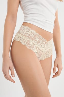 Braga brasile&ntilde;a con forma en V de encaje;${refinementColor}