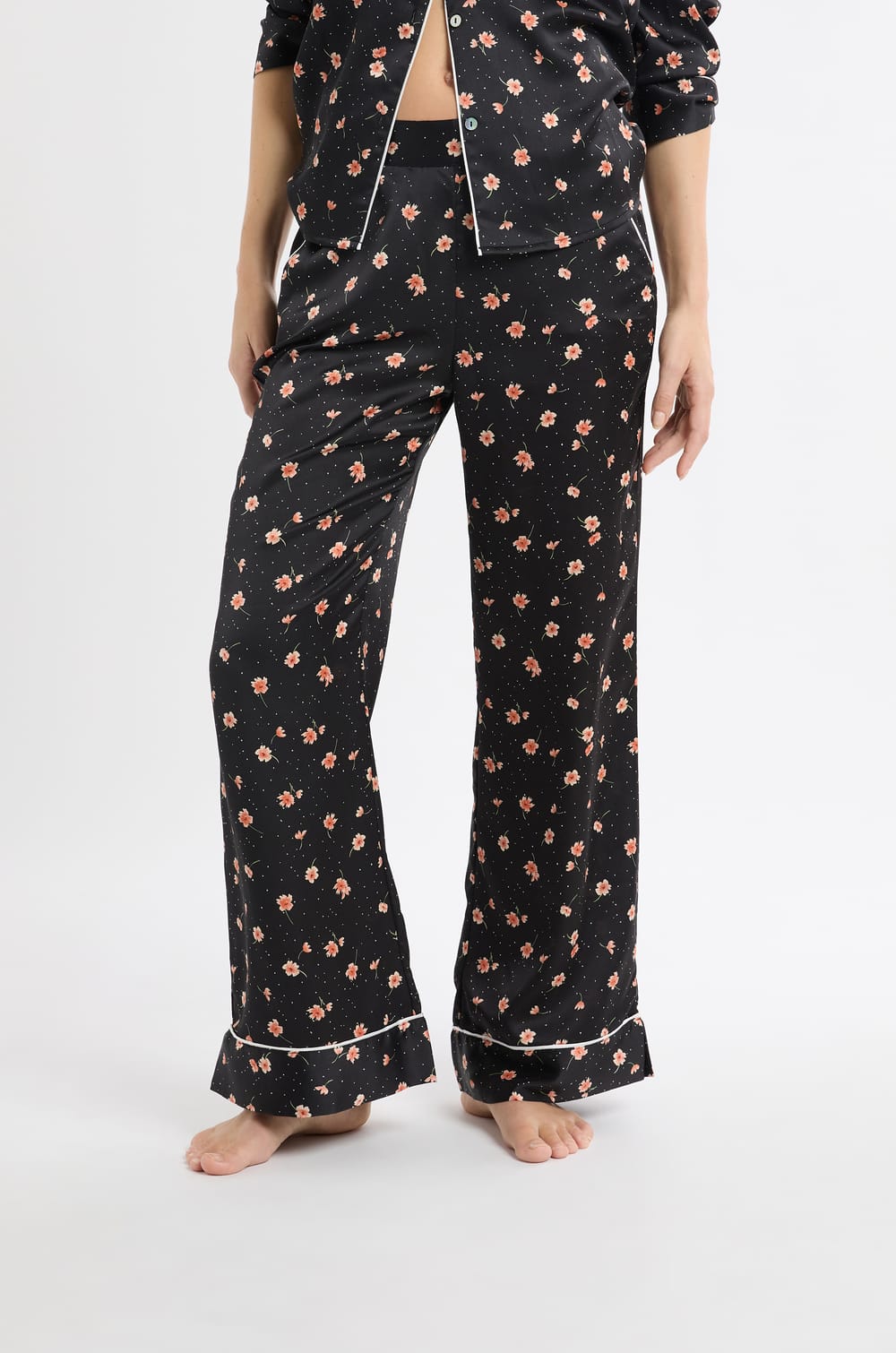 Pantalon de pyjama à motifs fleurs en satin;${refinementColor}