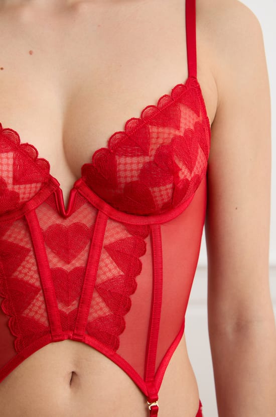 Corpi&ntilde;o con bordado de corazones;${refinementColor}