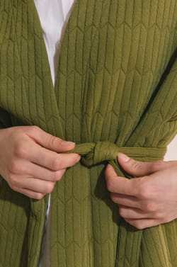 Gilet sans manches ceintur&eacute;;${refinementColor}