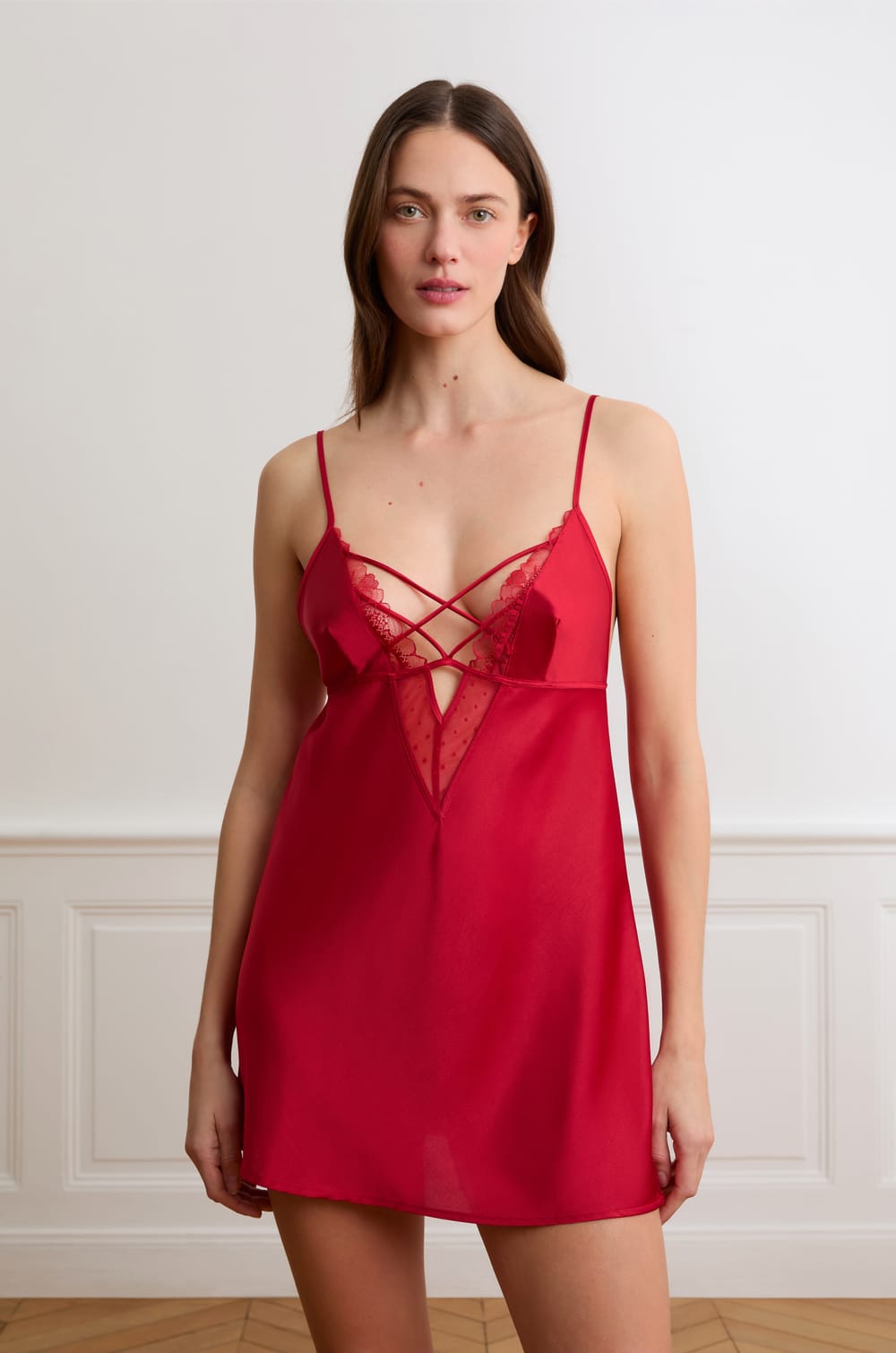 Satijnen babydoll met vetersluiting en kant;${refinementColor}