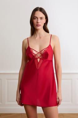 Satijnen babydoll met vetersluiting en kant;${refinementColor}