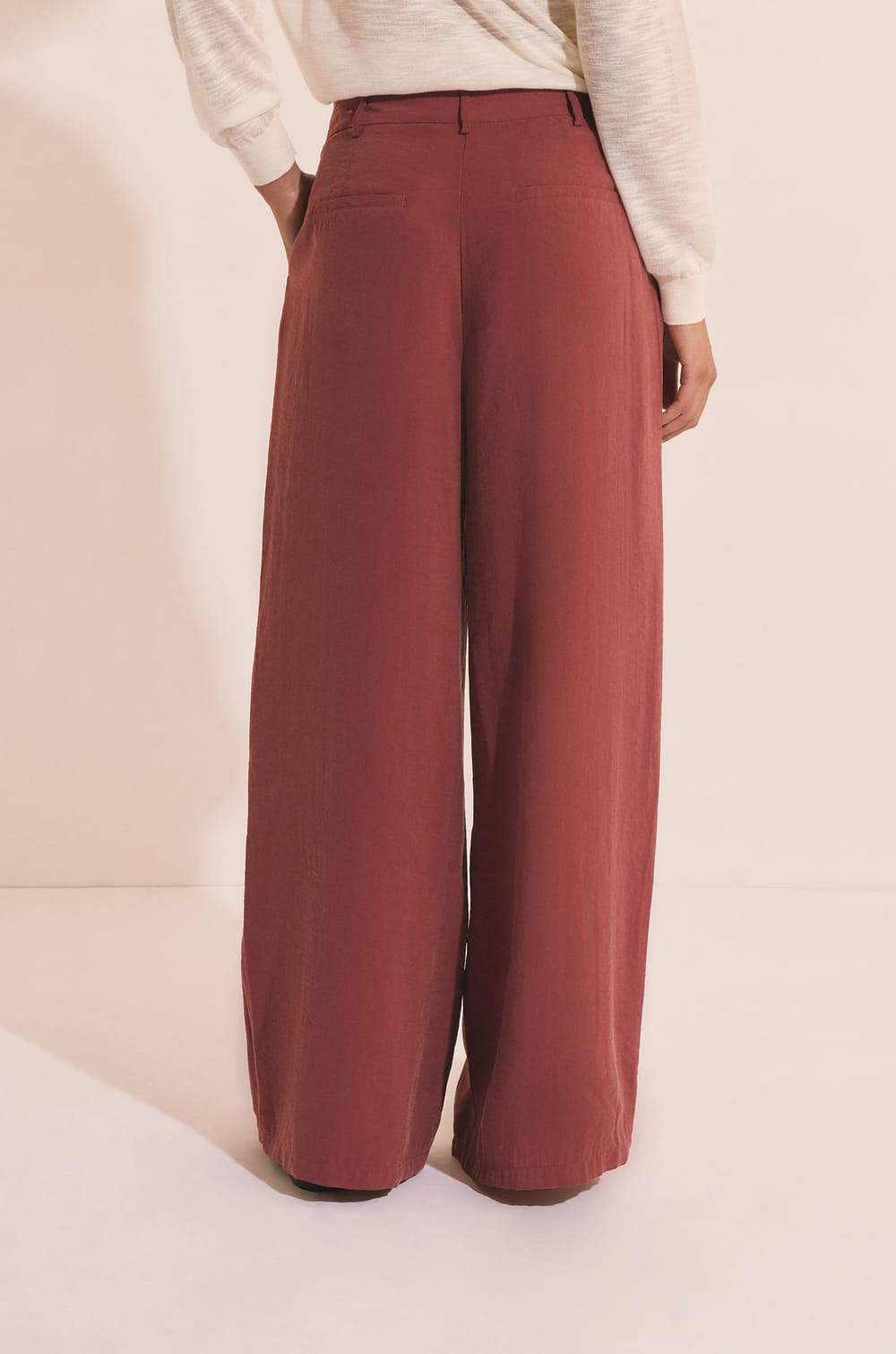 Pantalon large &agrave; pinces;${refinementColor}