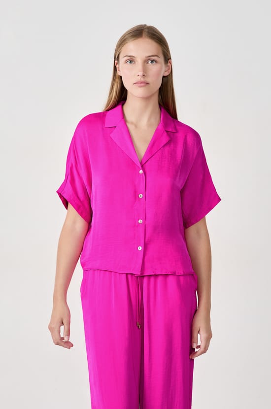 Camisa satinada de manga corta;${refinementColor}