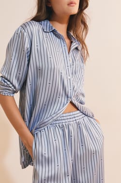 Chemise de pyjama &agrave; rayures satin&eacute;e;${refinementColor}