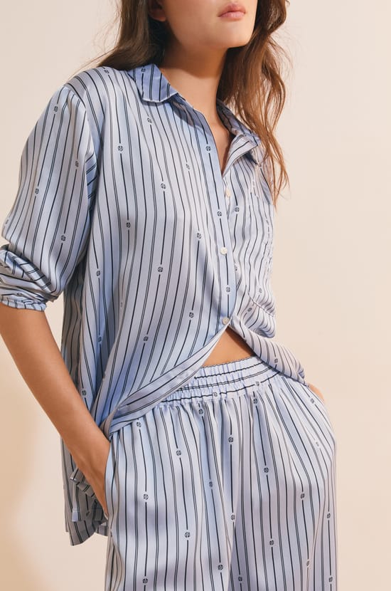 Chemise de pyjama &agrave; rayures satin&eacute;e;${refinementColor}