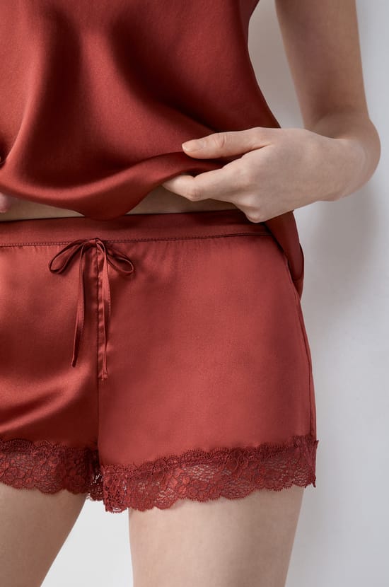 Short de pyjama en soie détails dentelle;${refinementColor}