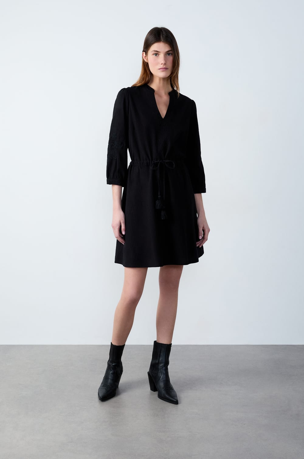Short dress with embroidered sleeves;${refinementColor}