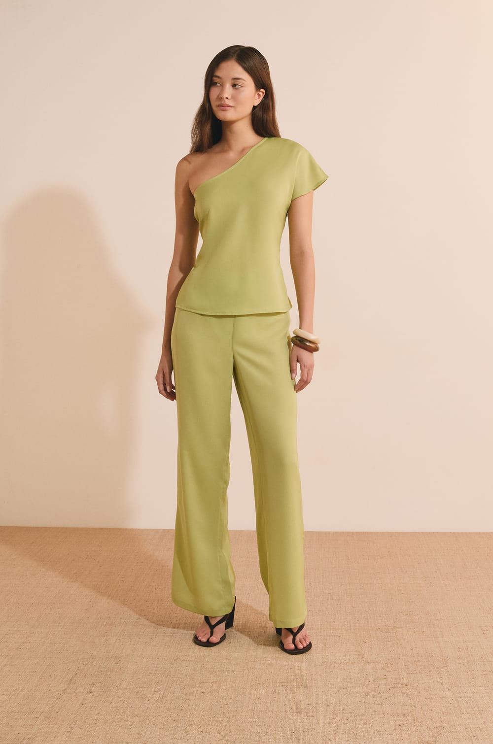 Pantalon large satin&eacute;;${refinementColor}