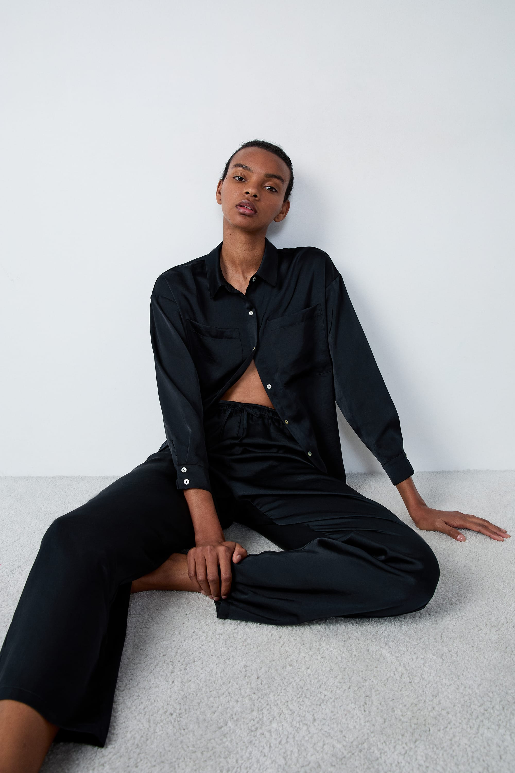 Pantalon de pyjama coupe carotte satiné