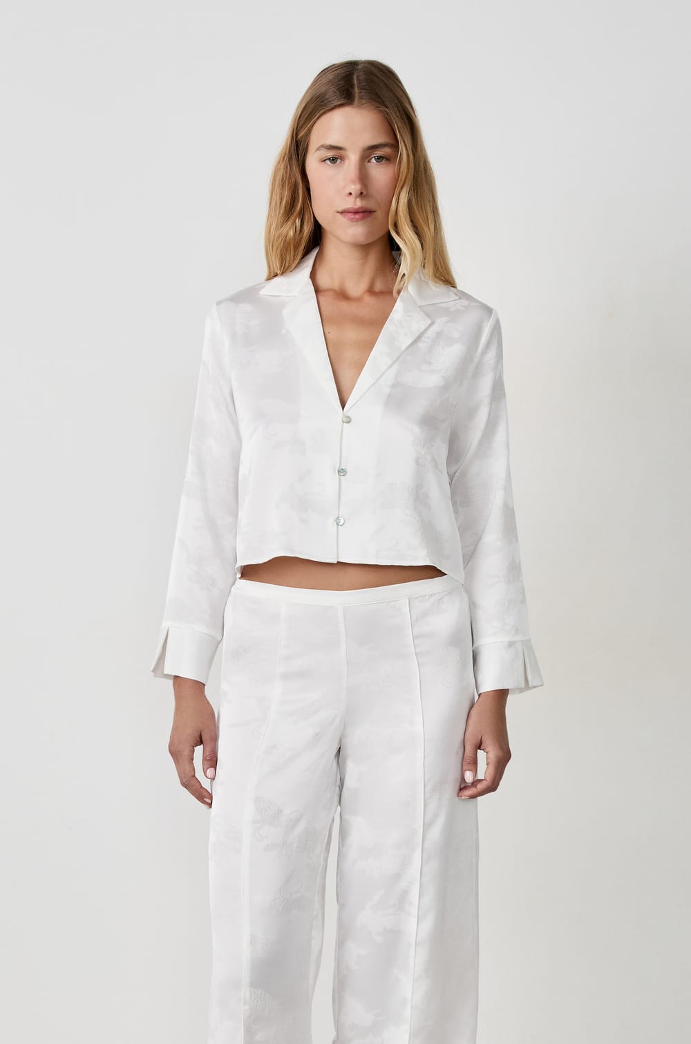 Camisa satinada con botones delanteros lisos;${refinementColor}