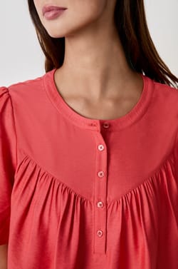 Blouse manches courtes;${refinementColor}