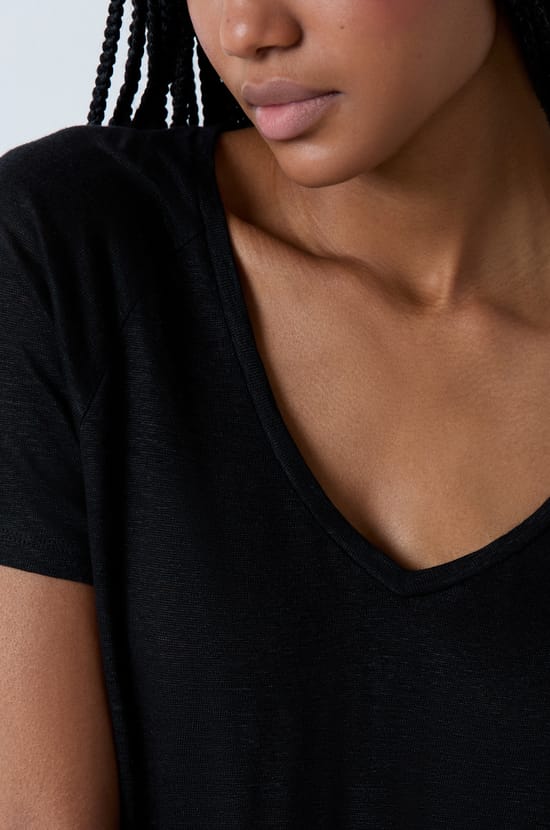 Short-sleeved T-shirt 100% linen;${refinementColor}