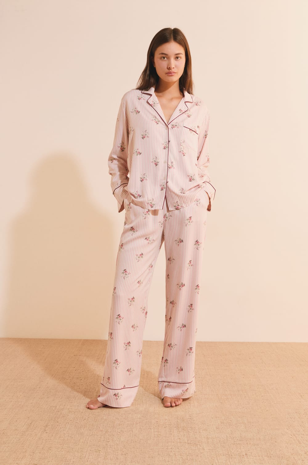 Pantalon de pyjama &agrave; motif fleuri;${refinementColor}