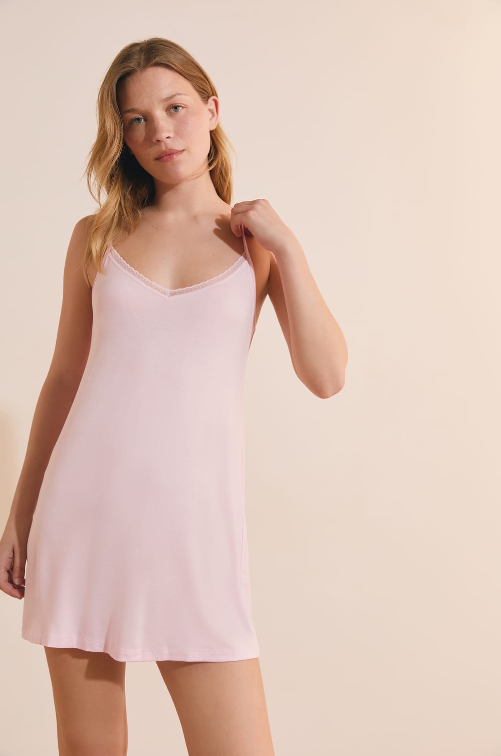 Nuisette courte &agrave; d&eacute;tails en dentelle &agrave; pois;${refinementColor}