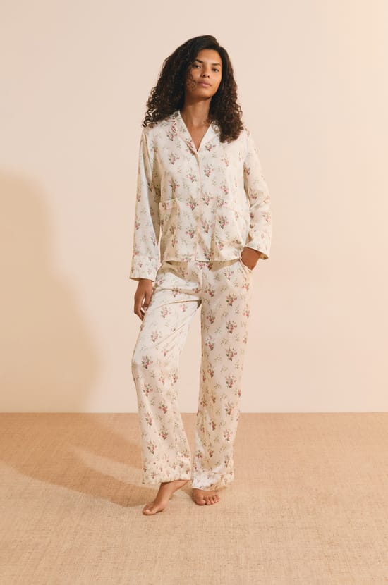 Pantalon de pyjama &agrave; fleuris satin&eacute;;${refinementColor}