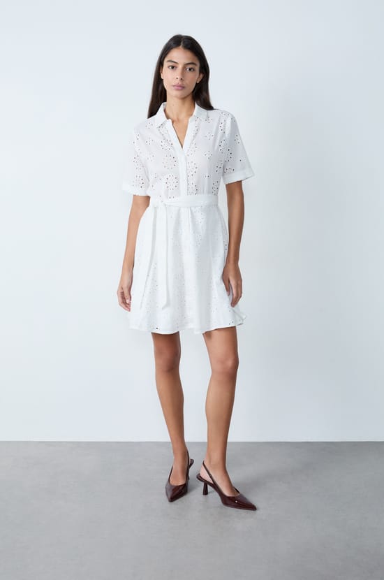 Robe courte en broderie anglaise;${refinementColor}