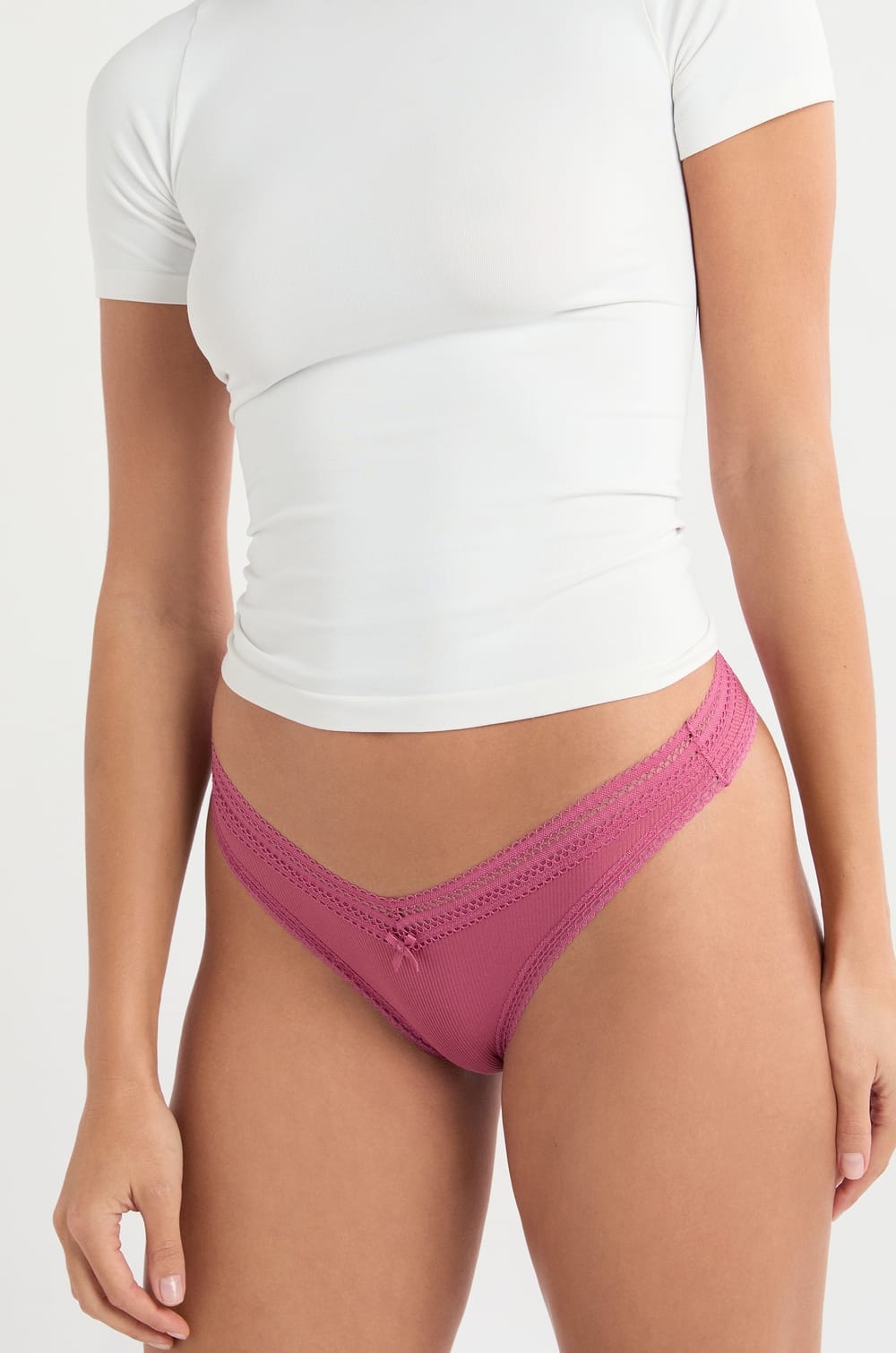 Tanga V-shape en microfibre et dentelle;${refinementColor}