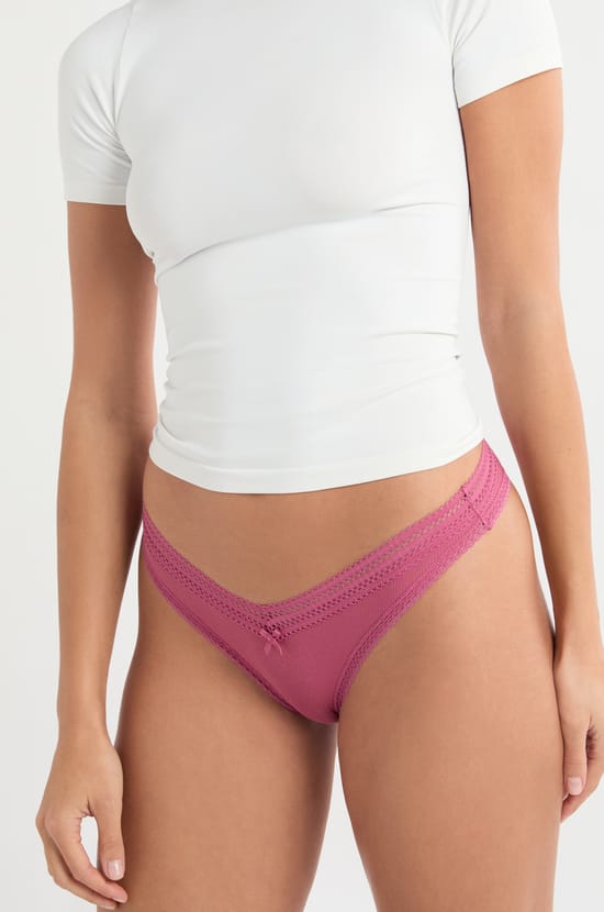 Tanga V-shape en microfibre et dentelle;${refinementColor}