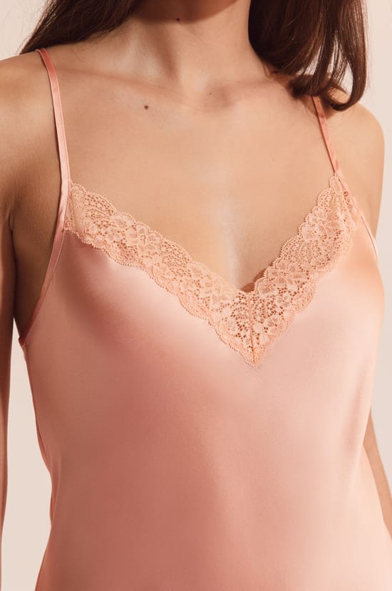 Nuisette courte en soie d&eacute;tails dentelle;${refinementColor}