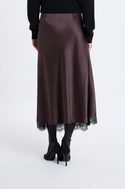 Lange satijnen rok;${refinementColor}