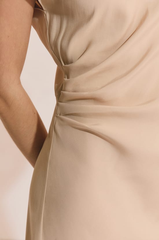 Robe longue &agrave; col b&eacute;nitier;${refinementColor}