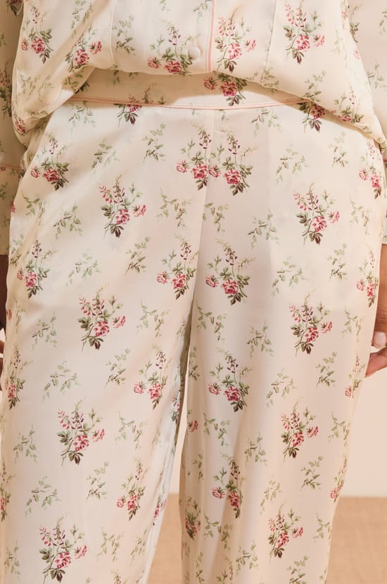 Pantalon de pyjama &agrave; fleuris satin&eacute;;${refinementColor}