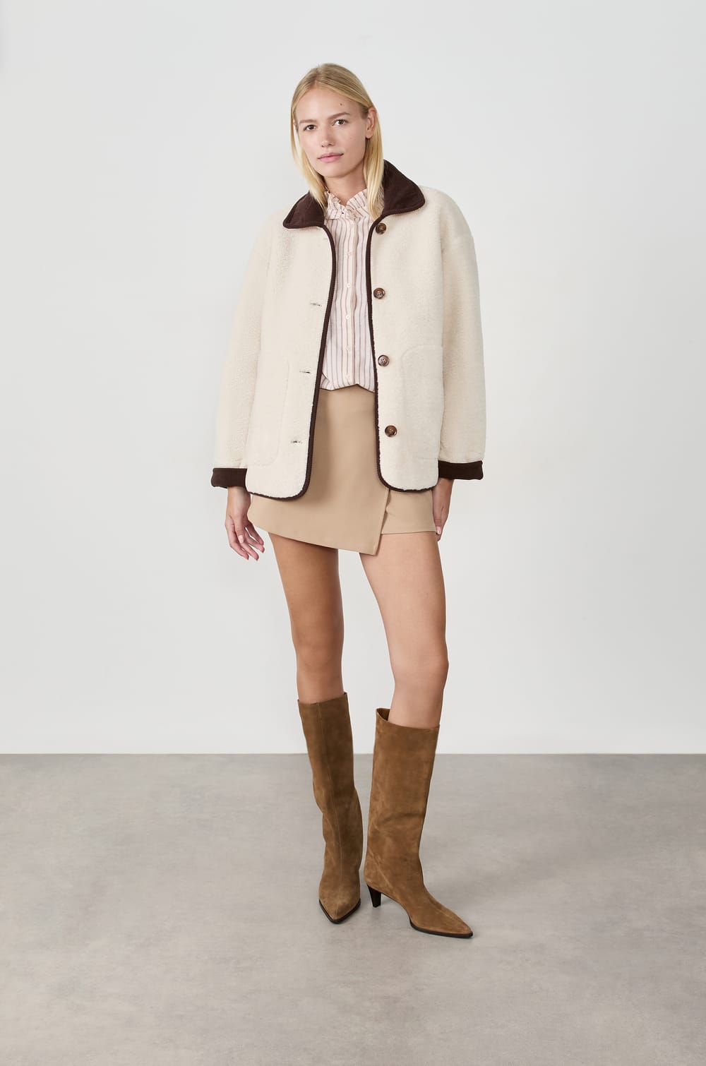 Manteau court en fausse fourrure;${refinementColor}