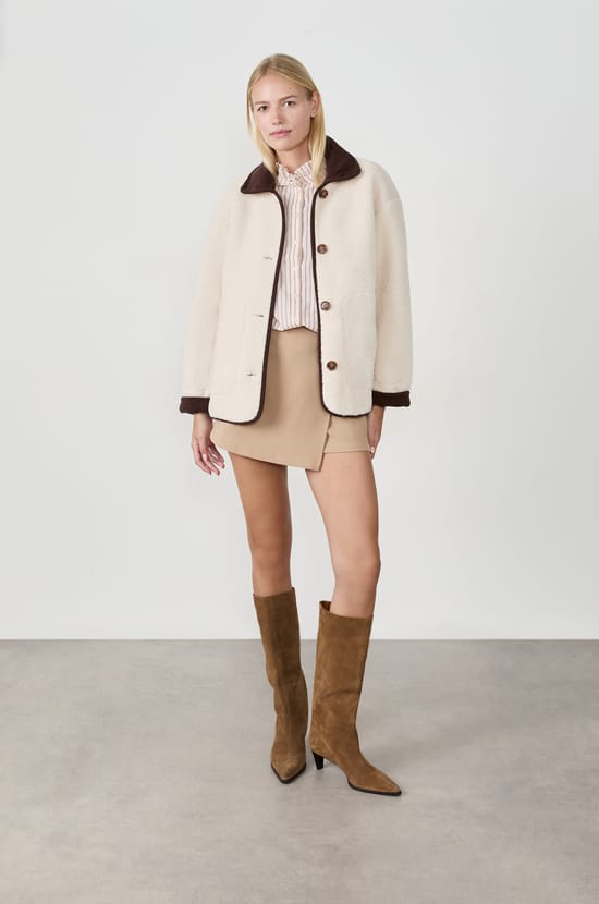 Manteau court en fausse fourrure;${refinementColor}