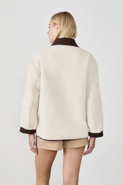 Manteau court en fausse fourrure;${refinementColor}