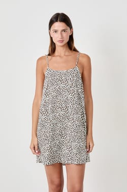 Short nightdress with thin straps and leopard print;${refinementColor}