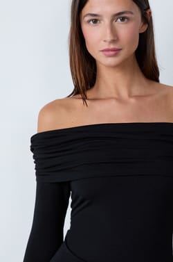 Long-sleeved off-shoulder T-shirt;${refinementColor}