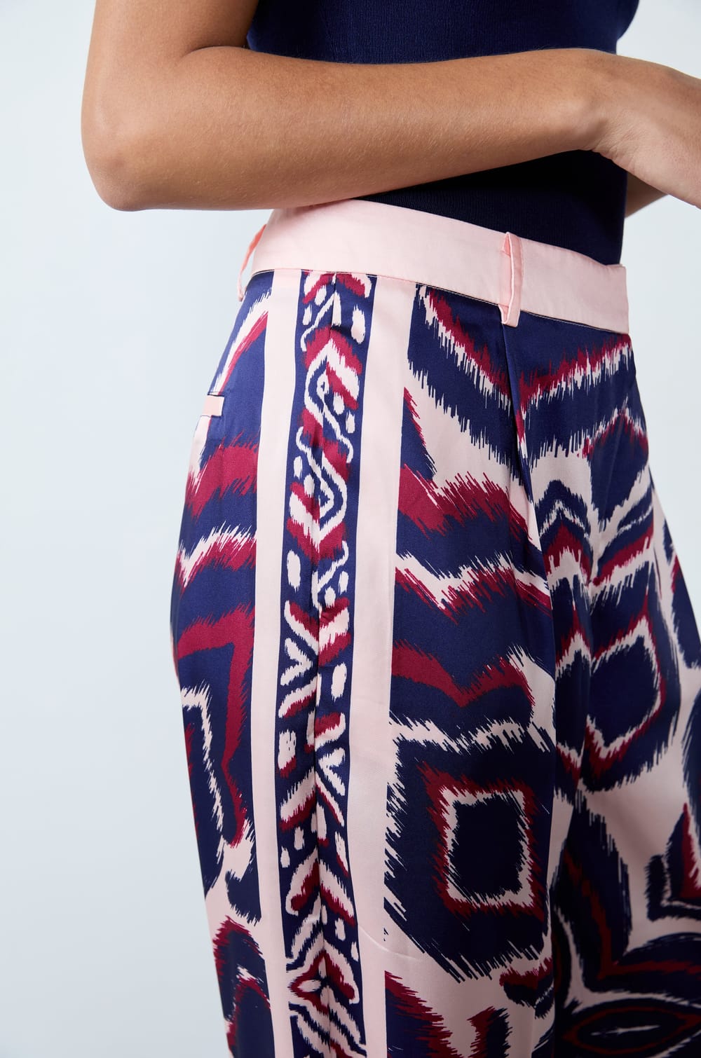 Pantalon fluide imprim&eacute;;${refinementColor}
