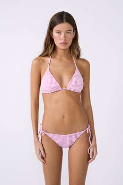 Top de bikini triangular con aros y cuadros;${refinementColor}