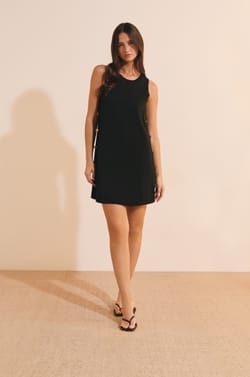 Robe courte avec bouton dor&eacute; sur le c&ocirc;t&eacute;;${refinementColor}