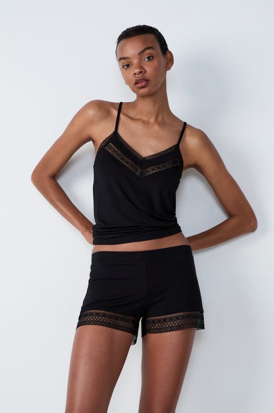Short de pyjama évasé détails dentelle;${refinementColor}