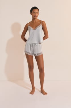 Short de pyjama satin&eacute; avec d&eacute;tail en dentelle;${refinementColor}