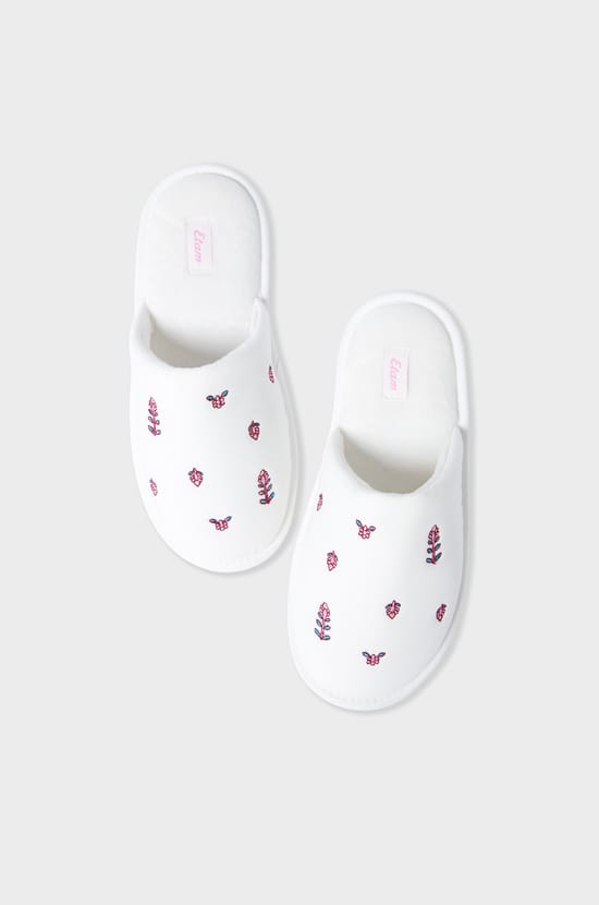 Pantoffeln mit Print;${refinementColor}