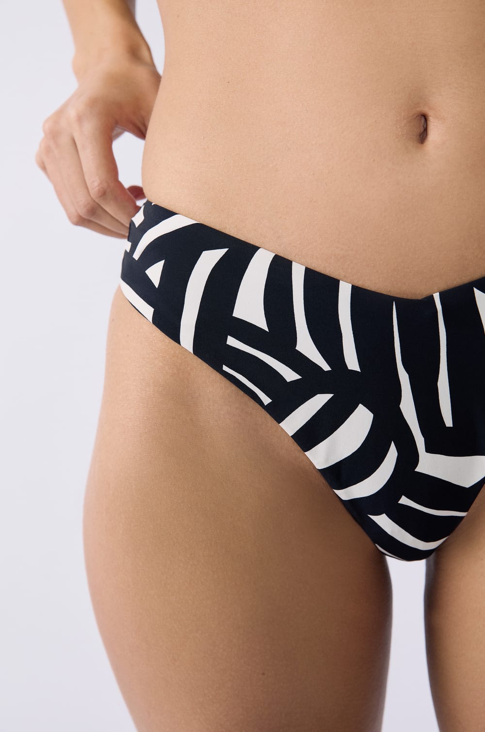 Brazilské bikiny s vysokým pasem a potiskem;${refinementColor}