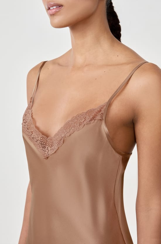 Camisón de seda con detalles de encaje;${refinementColor}