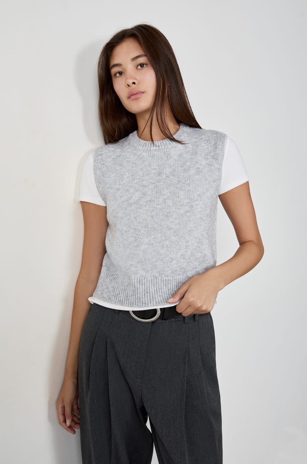 Sleeveless Round Neck Sweater;${refinementColor}