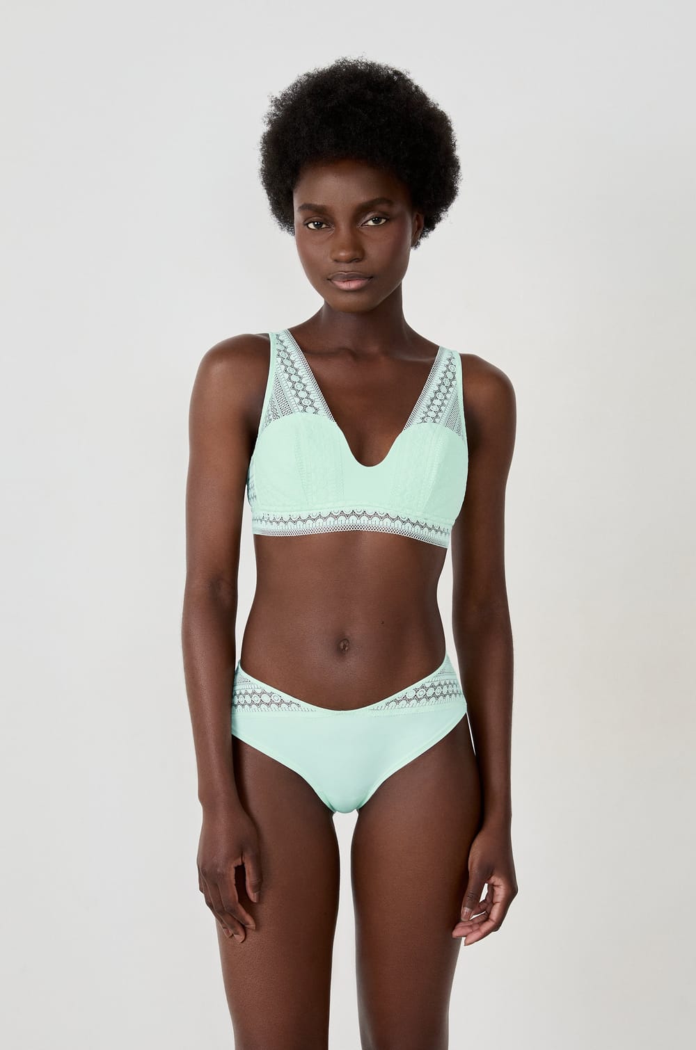 Braguita con encaje;${refinementColor}