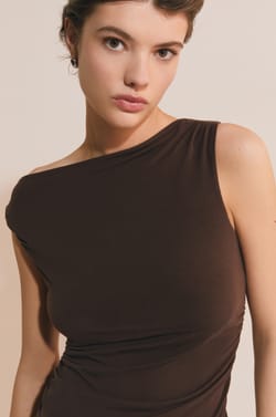 Camiseta sin mangas drapeada;${refinementColor}