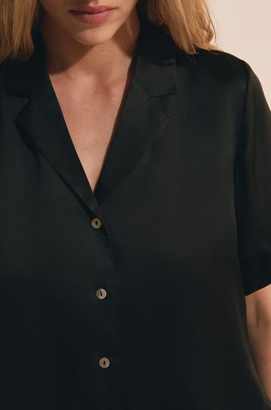 Short-sleeved silk pyjama shirt;${refinementColor}