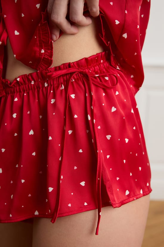 Short de pyjama en satin motifs coeurs;${refinementColor}