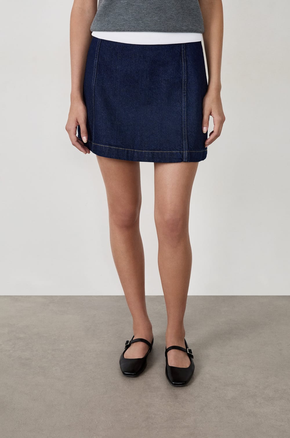 Jupe courte en jean;${refinementColor}