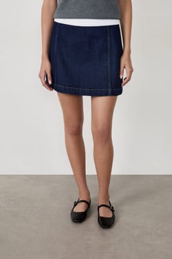 Jupe courte en jean;${refinementColor}