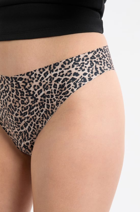 Tanga aus nahtloser Mikrofaser mit Leopardenmuster;${refinementColor}