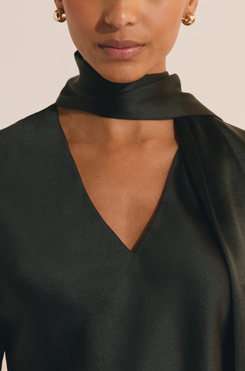 Top satin&eacute; &agrave; manches longues avec foulard;${refinementColor}